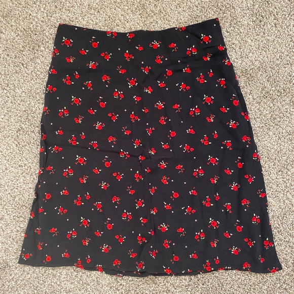 BRANDY MELVILLE BALCK SKIRT WITH ROSES - Picture 3 of 4